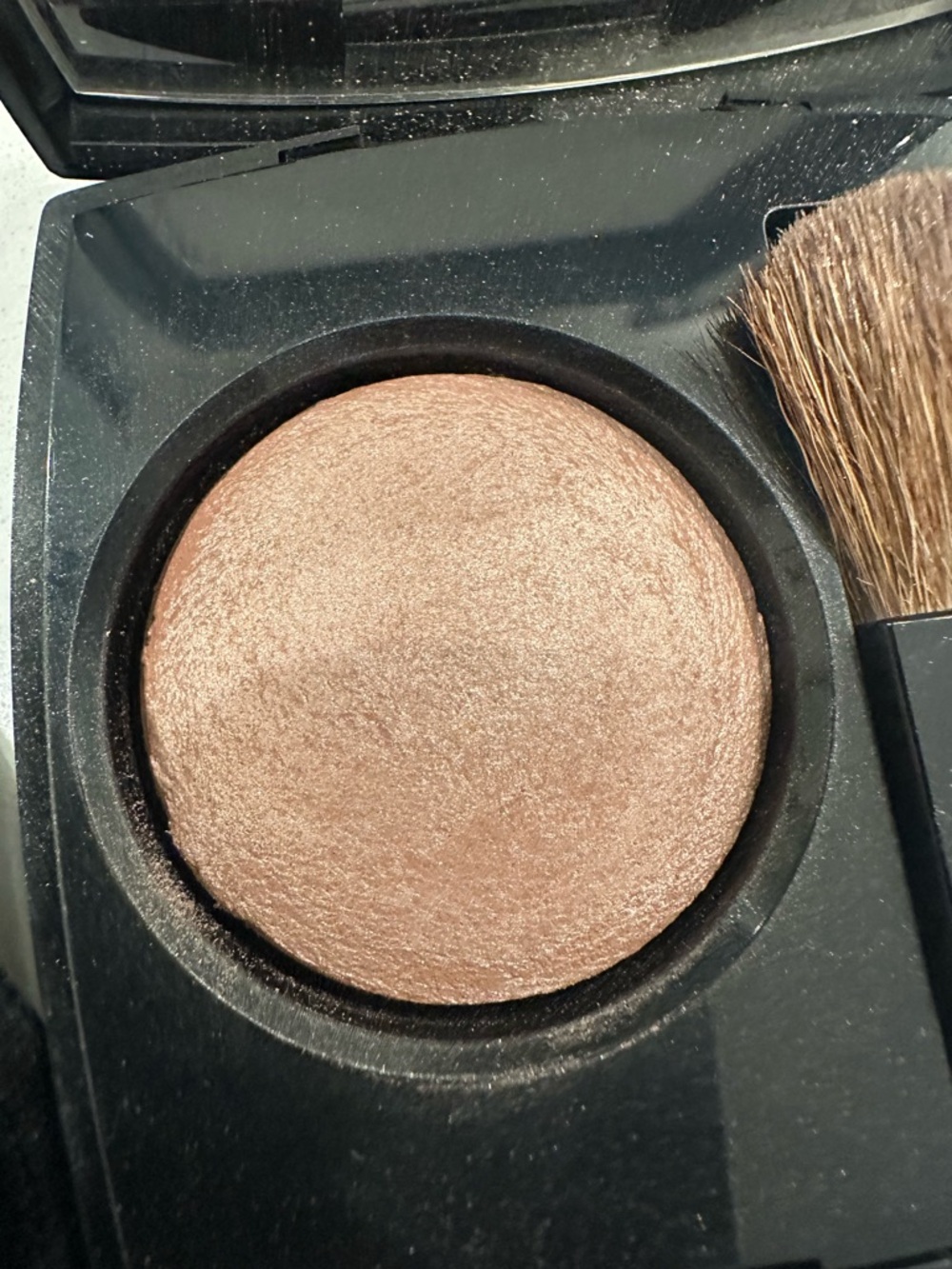 CHANEL JOUES CONTRASTE LUMIÈRE
HIGHLIGHTING BLUSH
12 COUPS DE MINUIT - Picture 2 of 3